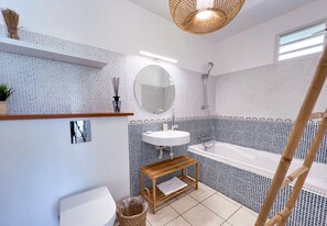 Bathtub, hair dryer, towels - Villa · St-François · Golf view & private pool (Saint-François)