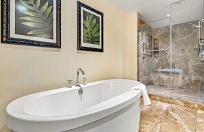 Badewanne, Haartrockner, Handtücher