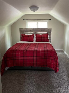 Room - Spacious 3 Bedroom House (Wausau)