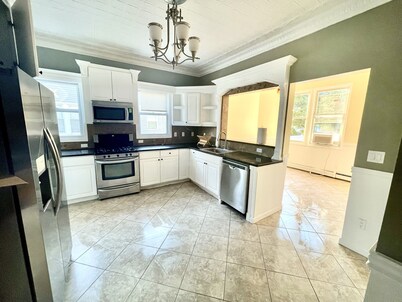 Beauty by the Sea - 7bd Charming House 5min Walk to Beach - Pet Friendly