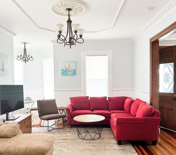 Smart TV, computer monitors, printers - Beauty by the Sea - 7bd Charming House 5min Walk to Beach  - Pet Friendly (Long Branch)