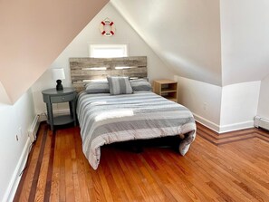 7 bedrooms, desk, iron/ironing board, free WiFi - Beauty by the Sea - 7bd Charming House 5min Walk to Beach  - Pet Friendly (Long Branch)