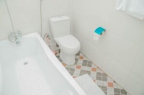 Combined shower/bathtub, hair dryer, towels