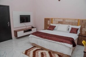 3 bedrooms, iron/ironing board, WiFi, bed sheets - Stunning 3-Bed House in Sapele (Sapele)
