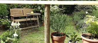 1 Bed Cabin - Sleeps 2 - Garden - Parking - Wifi