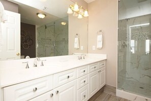 Ensemble baignoire-douche, serviettes fournies, savon