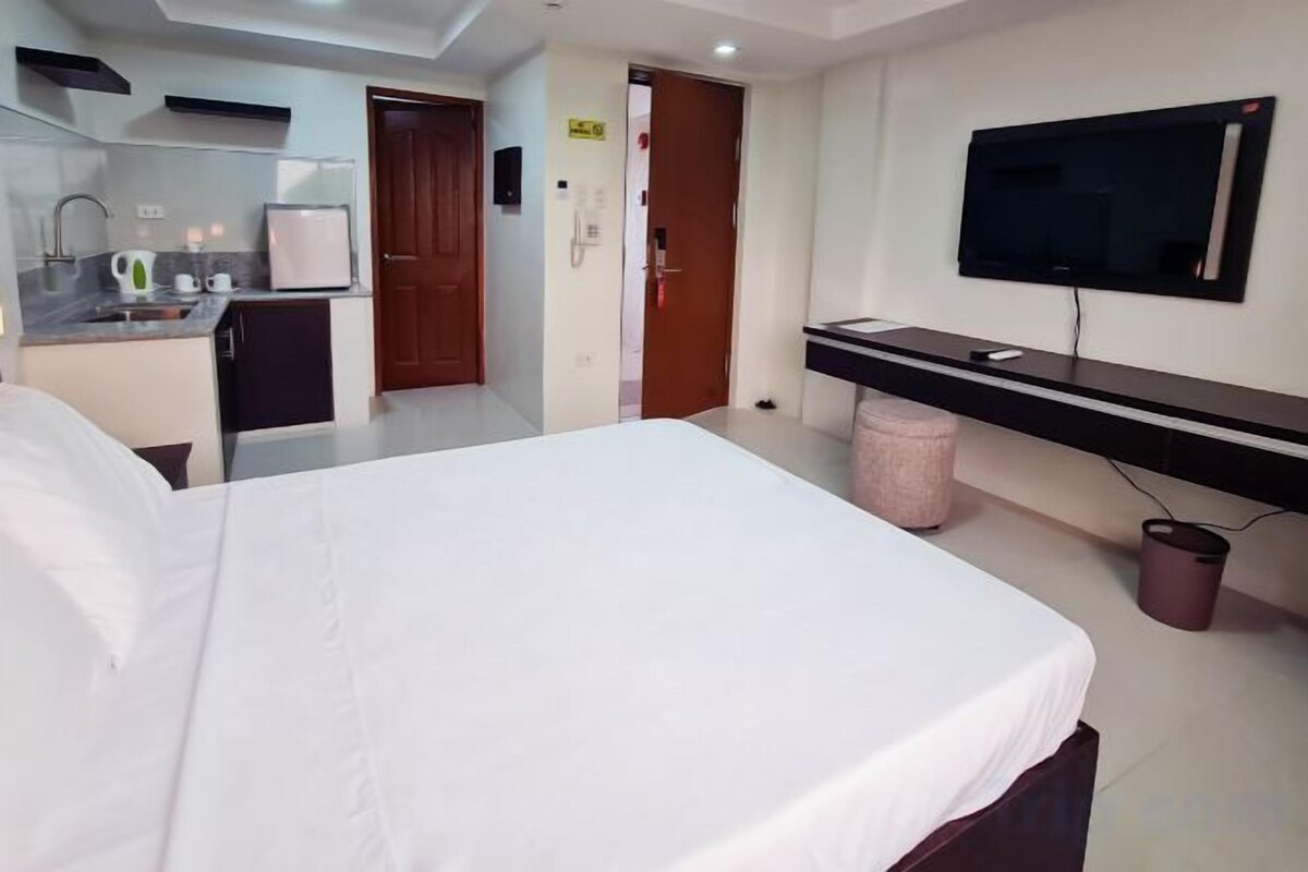 Premium bedding, down comforters, WiFi (free), individually decorated