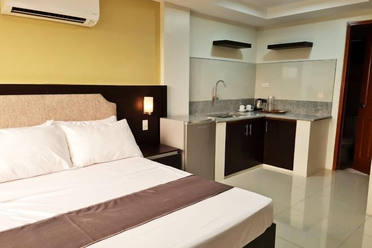 Roupas de cama premium, edredons de pluma, Wi-Fi de cortesia