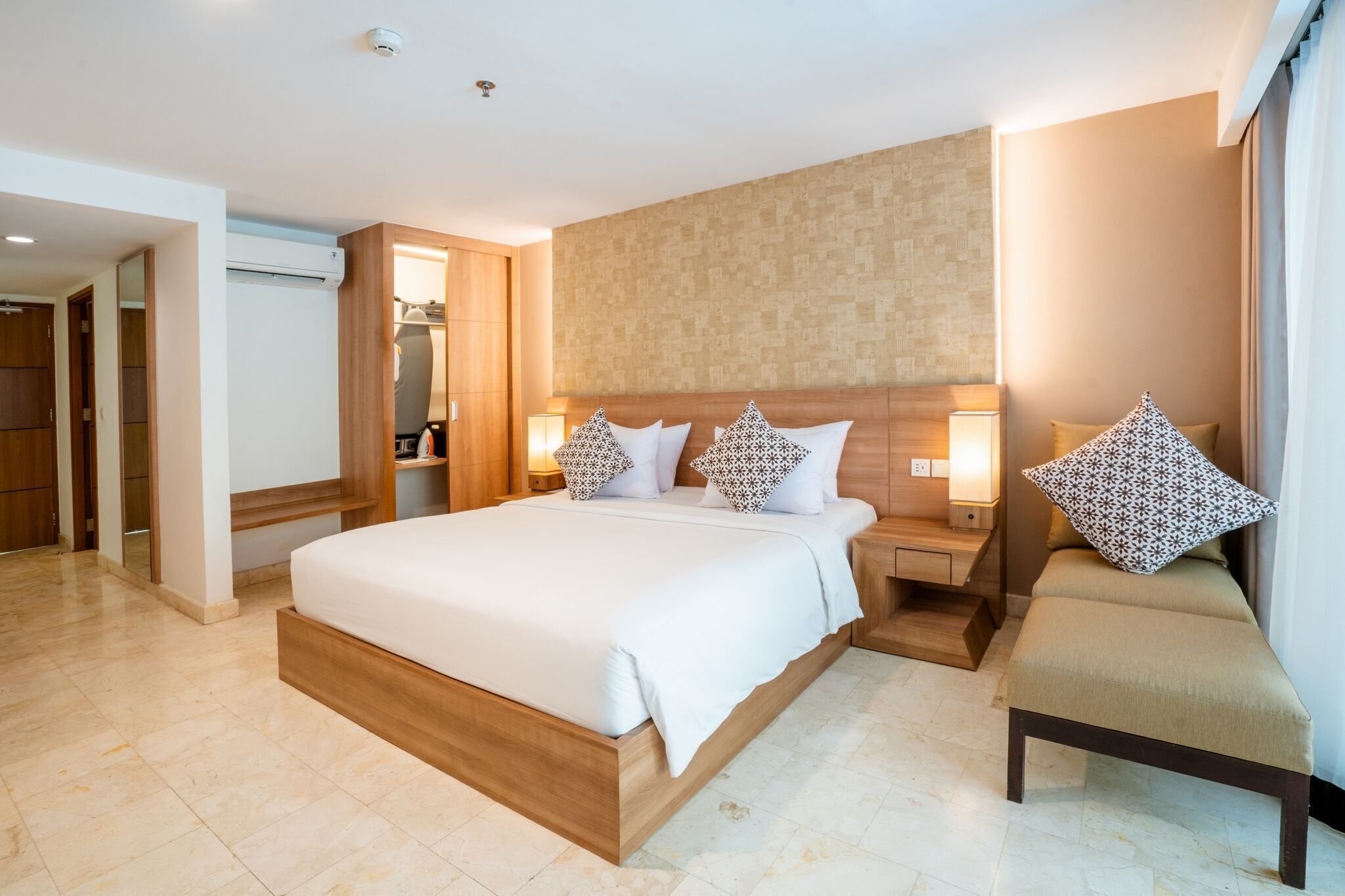 Minibar, desk, laptop workspace, free WiFi