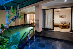 Deluxe Pool Suite | Living area | 42-inch plasma TV with digital channels, TV - Cross Vibe Paasha Atelier Bali Kuta (Kuta)