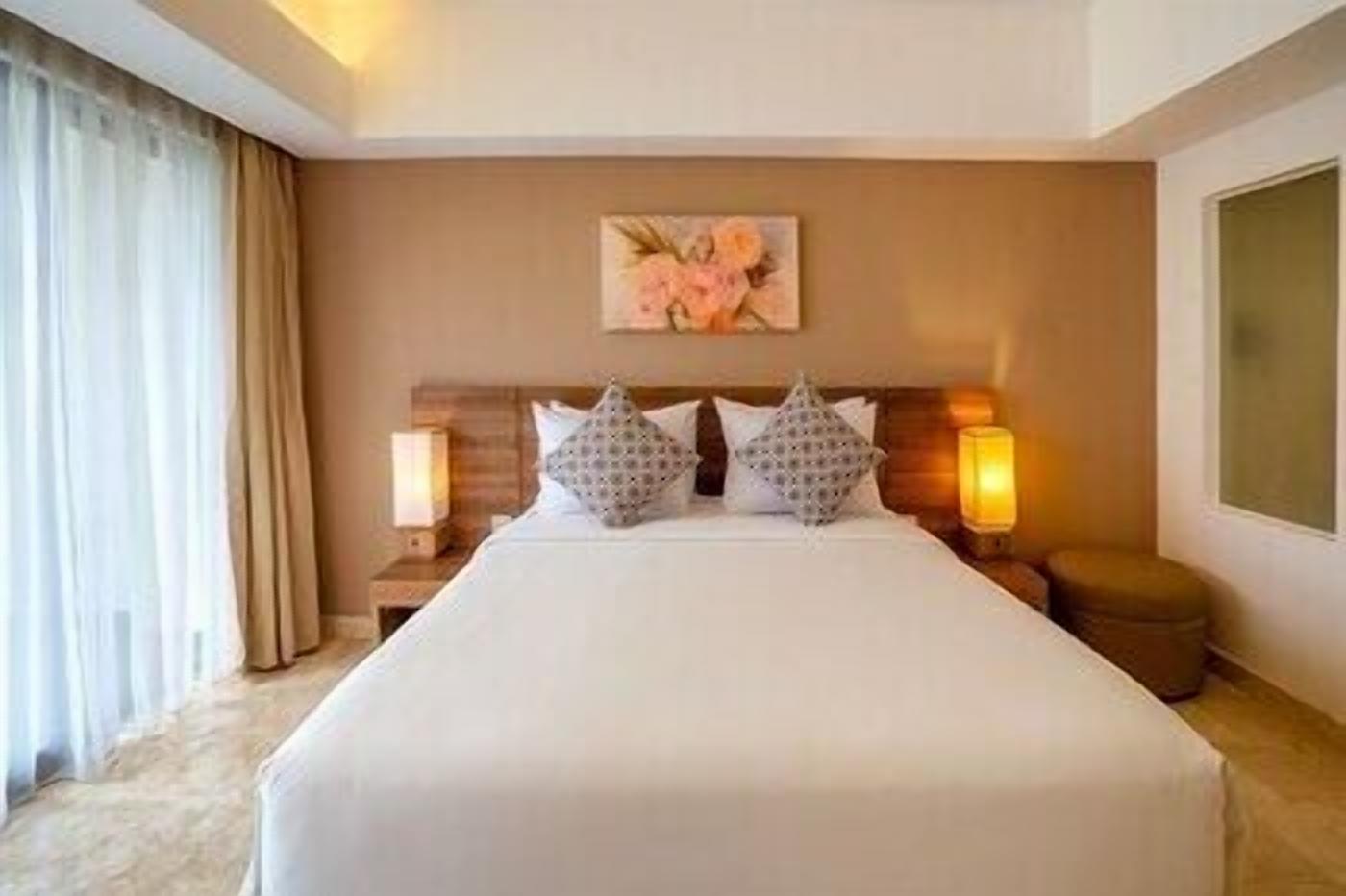 Minibar, desk, laptop workspace, free WiFi