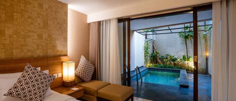 Deluxe Pool | Living area | 42-inch plasma TV with digital channels, TV