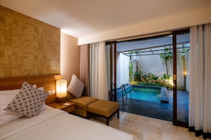 Deluxe Pool | Living area | 42-inch plasma TV with digital channels, TV