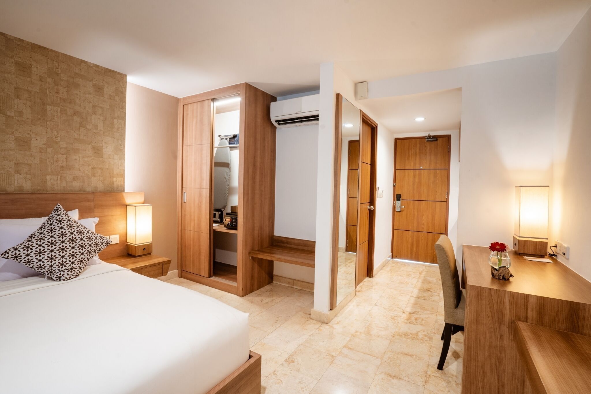 Minibar, desk, laptop workspace, free WiFi