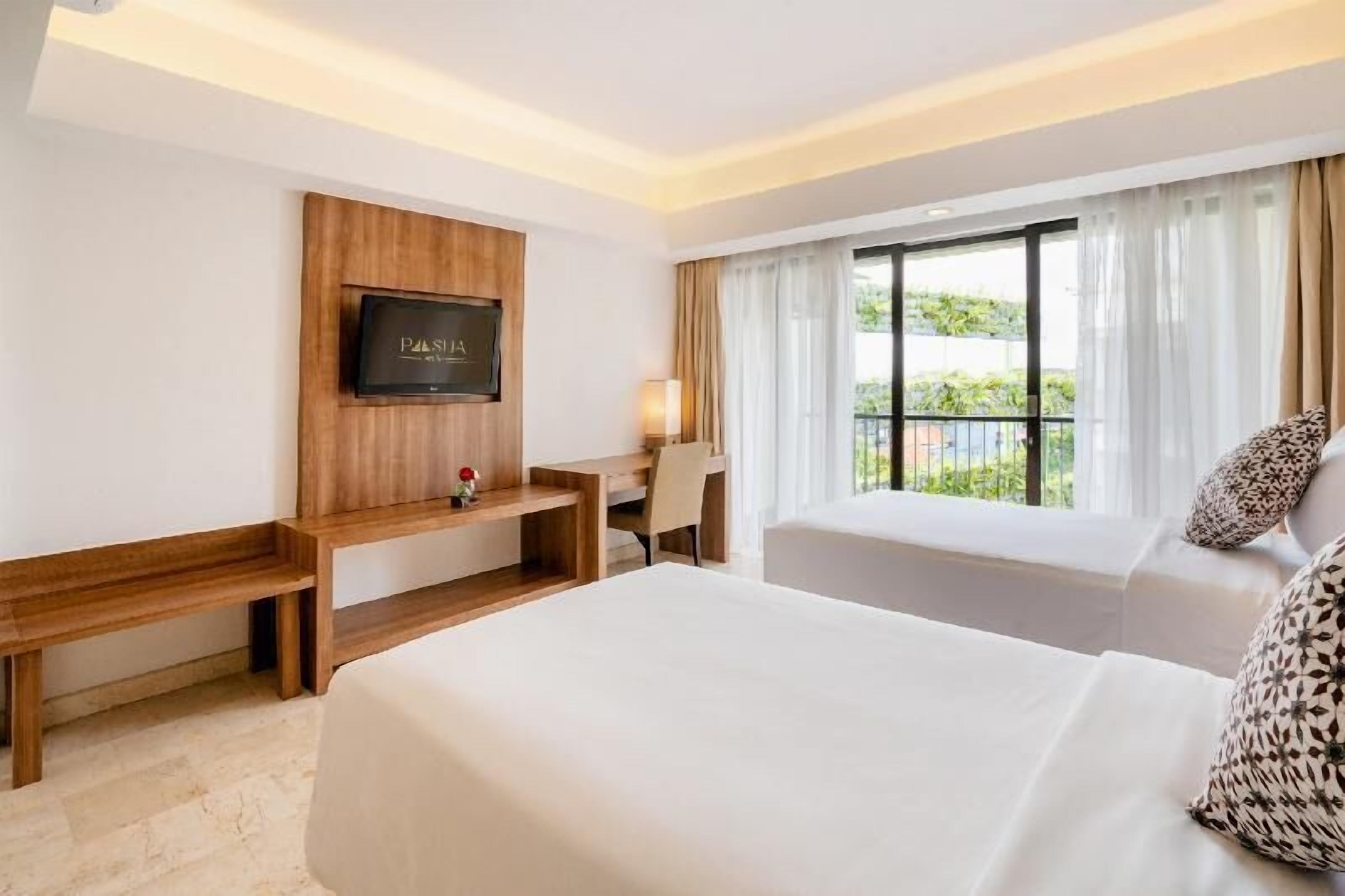 Minibar, desk, laptop workspace, free WiFi