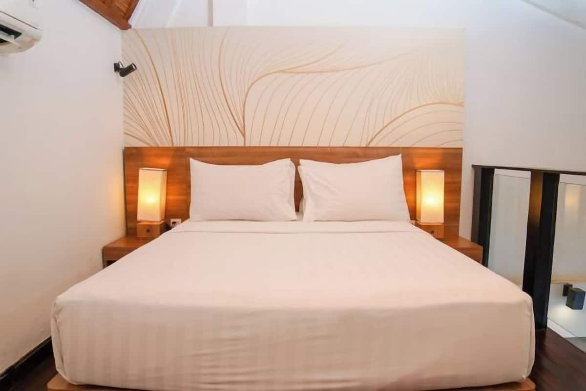 Minibar, desk, laptop workspace, free WiFi