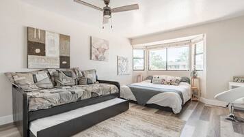 3 bedrooms, desk, iron/ironing board, free WiFi