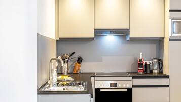 Réfrigérateur, micro-ondes, four, plaque de cuisson