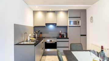 Geladeira, micro-ondas, fogão, cooktop