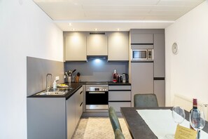 冷蔵庫、電子レンジ、オーブン、コンロ