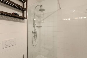 Dusche, Haartrockner, Bidet, Handtücher