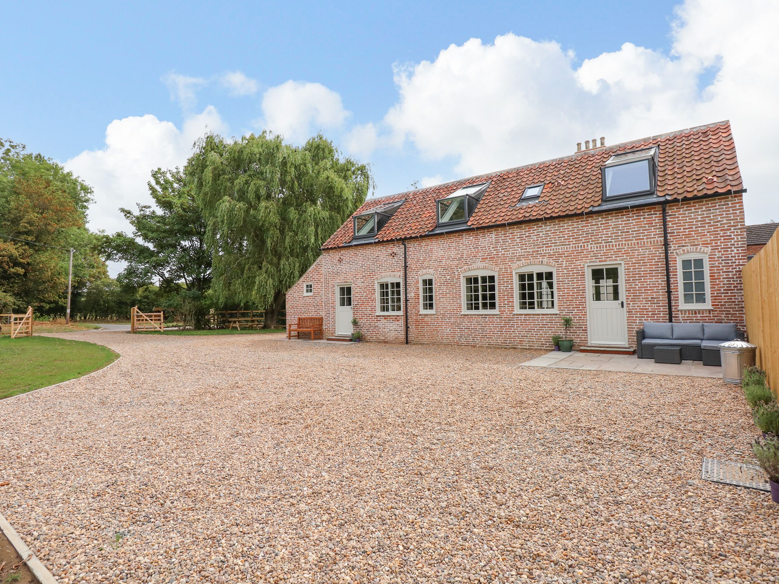 THE STABLE AT WARREN HOUSE, character holiday cottage in Wragby