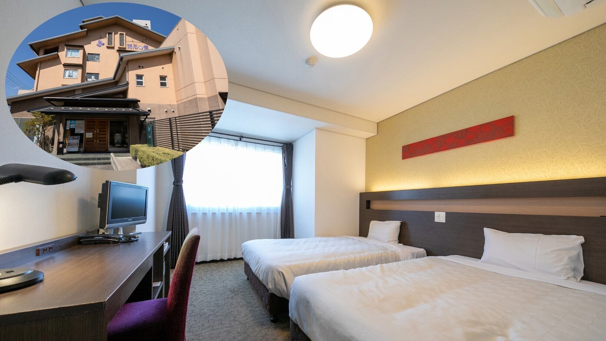 Une chambre d’hôtel avec deux lits, un bureau avec un ordinateur, une télévision et une chaise.