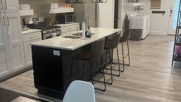 冰箱、微波炉、烤箱、炉灶