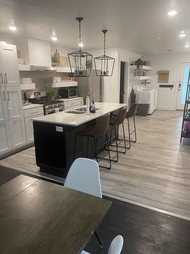 Cozy remodeled house 3 blocks from downtown.