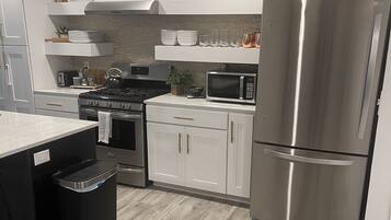 冰箱、微波炉、烤箱、炉灶