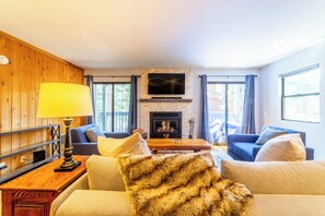 Smart TV, fireplace - Walk to Village & Gondola w/ Pool & Spa 564 (Mammoth Lakes)