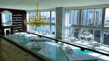 Innendørsbasseng og utendørsbasseng