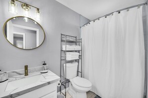 Bathtub, towels - Mins From Mcallen House, Great Neighborhood! Great House! (McAllen)