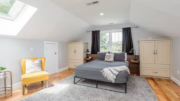 2 bedrooms, desk, iron/ironing board, travel crib