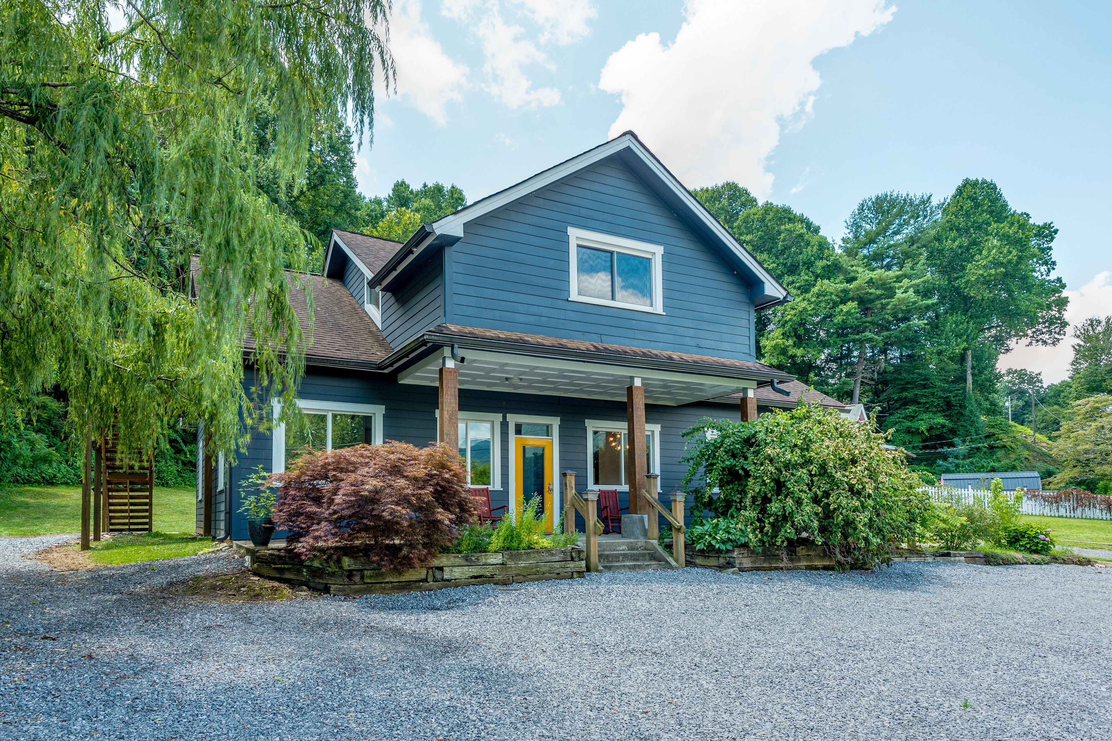 Idyllic home with two separate apartments, fast WiFi, two kitchens, & firepit