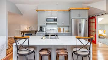 Fridge, microwave, oven, coffee/tea maker