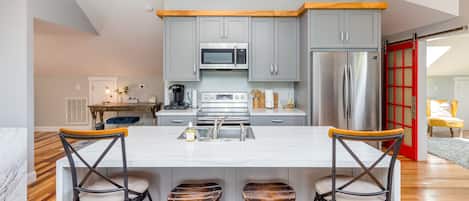 Jääkaappi, mikroaaltouuni, uuni, kahvin-/teenkeitin