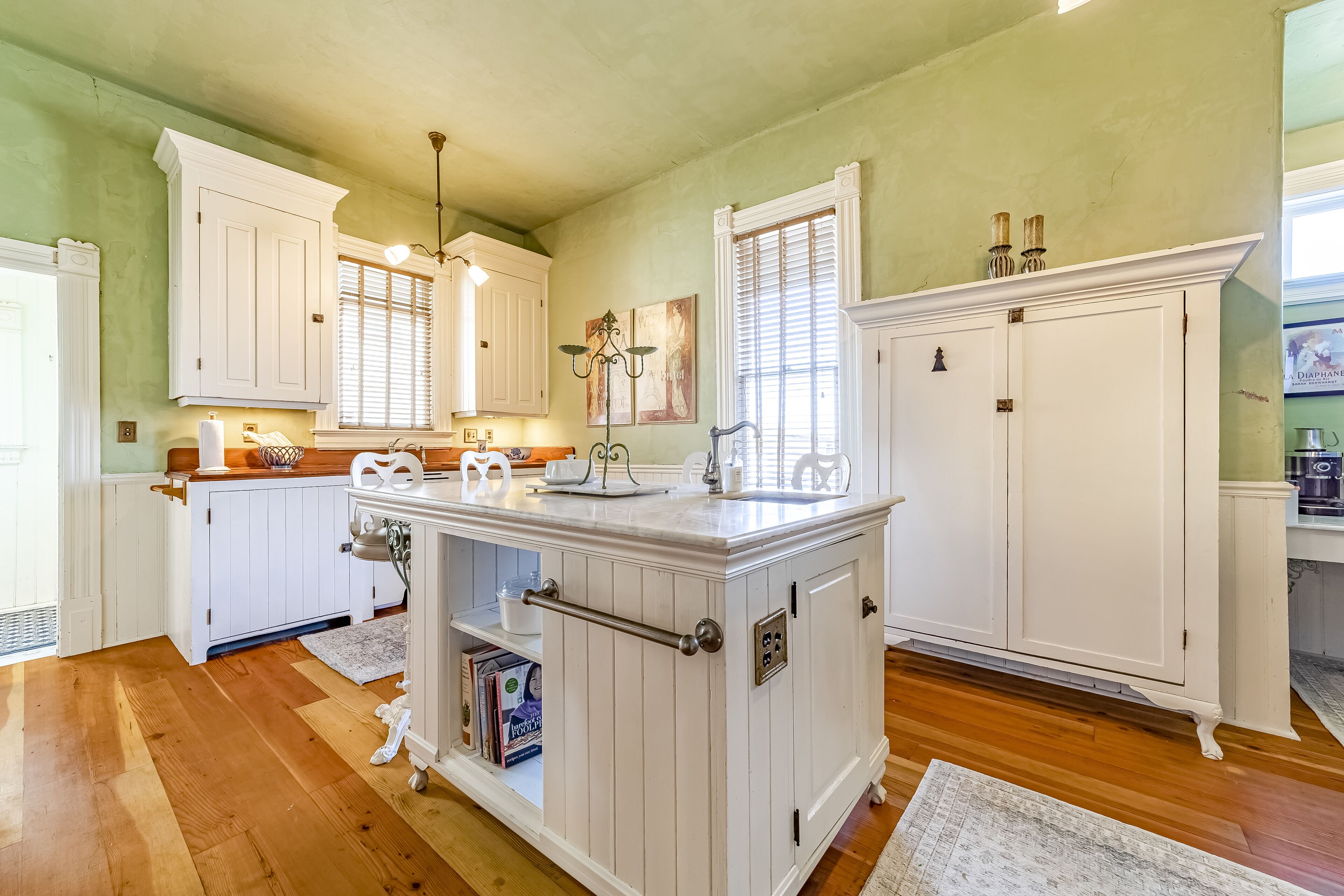 Gorgeous Victorian home near shops and dining with porch, washer/dryer & WiFi