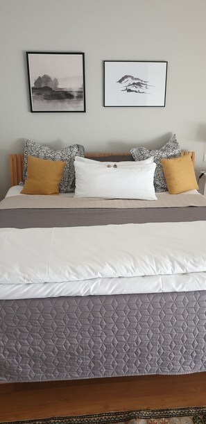 3 bedrooms, desk, iron/ironing board, travel cot