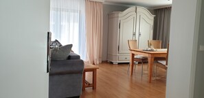 Interior - Apt.Weitblick high quality, bright, new 100sqm 2bedrooms to 6pers terrace+garden train (Reichelsheim (Wetterau))