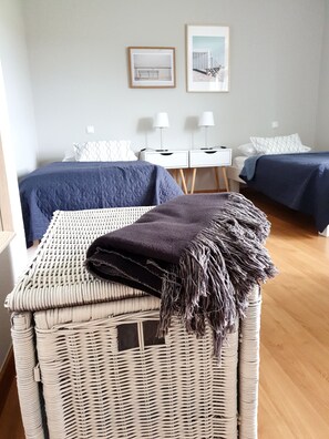 2 Schlafzimmer, Schreibtisch, Bügeleisen/Bügelbrett, Reisekinderbett