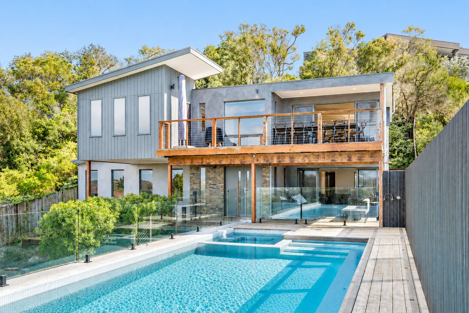 Een buitenzwembad, een infinity pool