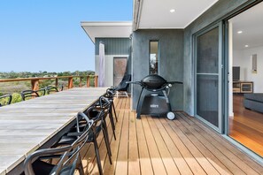 Outdoor dining - Nautilus by Ready Set Stay - Sleeps 16 people (Rye)