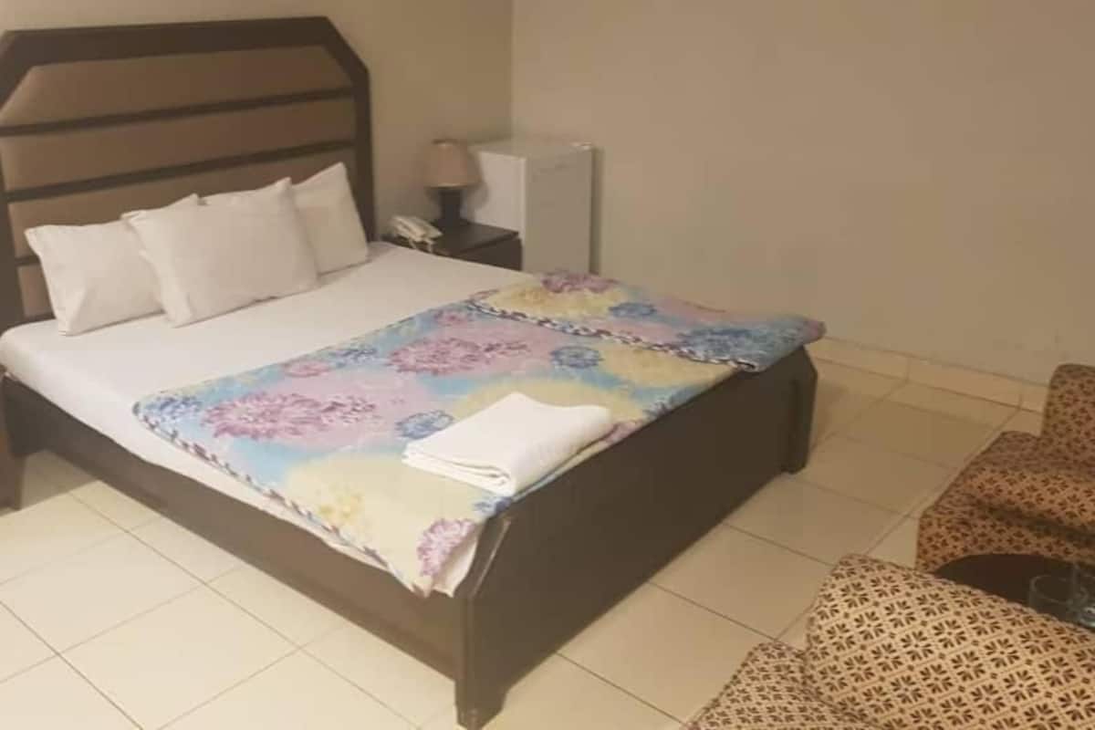 Double Room | Laptop workspace, free WiFi