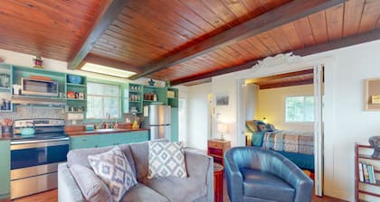 Dog-friendly ADU with a full kitchen & shared washer/dryer - near the water