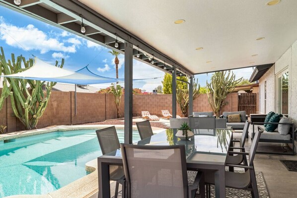 Outdoor dining - Gorgeous 3-bedroom Home + Pool + Patio + Grill! (Chandler)