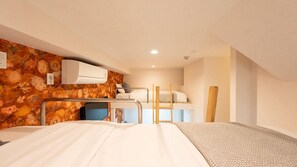 Firemannsrom – comfort, ikke-røyk (Loft Bedroom Room A) | Wi-fi (inkludert), individuelt dekorert og individuelt innredet