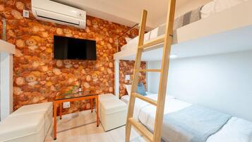 Comfort Quadruple Room | Bathroom | Shower, free toiletries, hair dryer, bidet