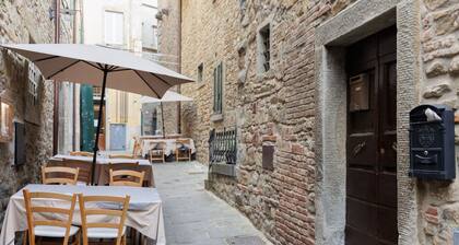 City / Village Apartment in Cortona with 2 bedrooms sleeps 4