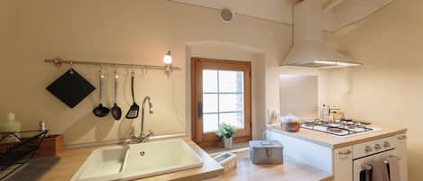 Réfrigérateur, four, plaque de cuisson, cafetière/bouilloire